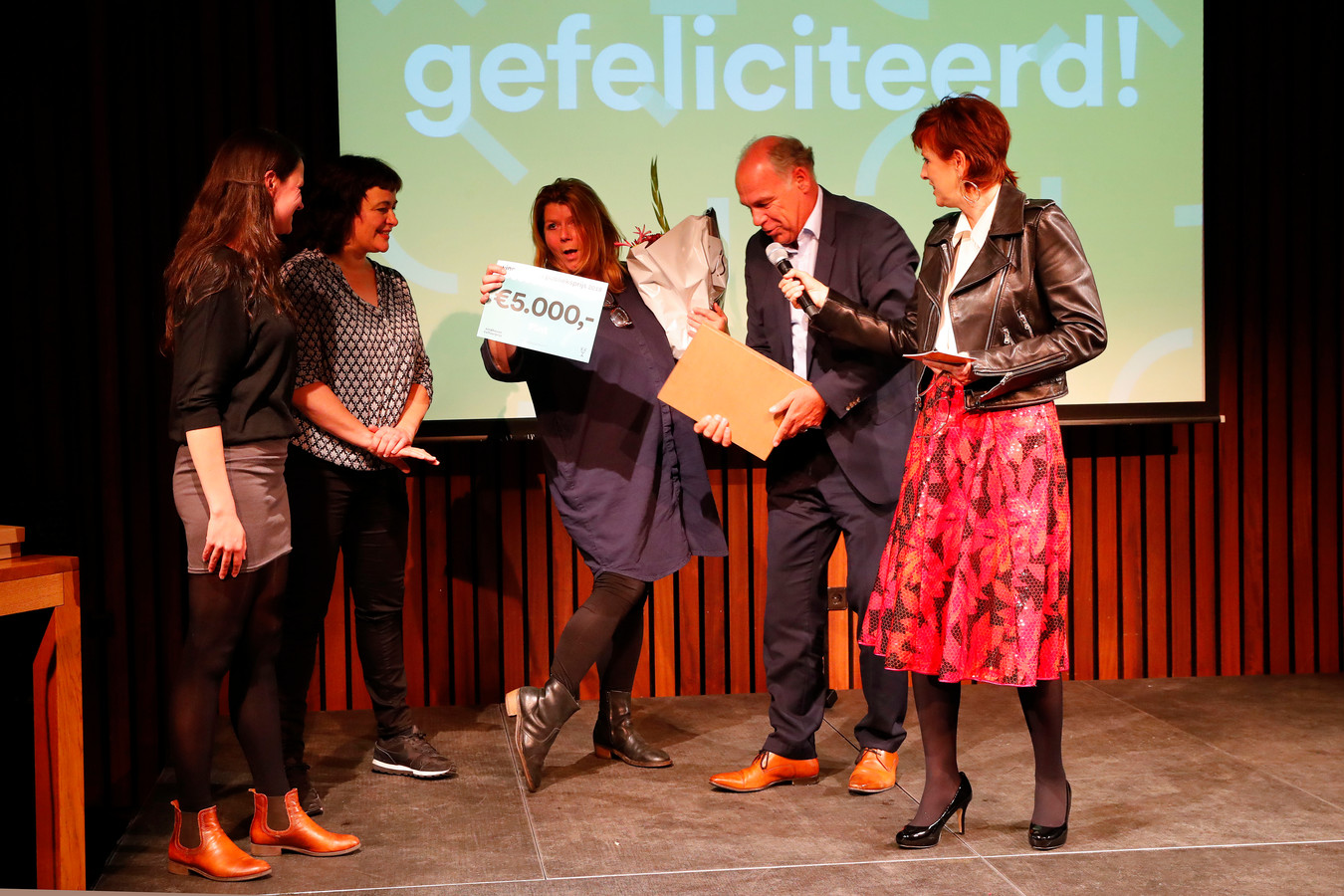 Uitgeverij Plint ontving de Rabobank Publieksprijs tijdens de uitreiking van de Cultuurprijzen Eindhoven, donderdag in het Parktheater.