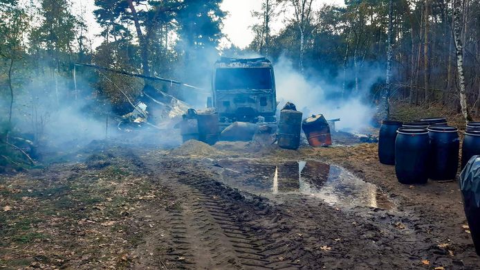 Het resultaat na het blussen van een brandende vrachtwagen met drugsafval in Deurne in november 2020.