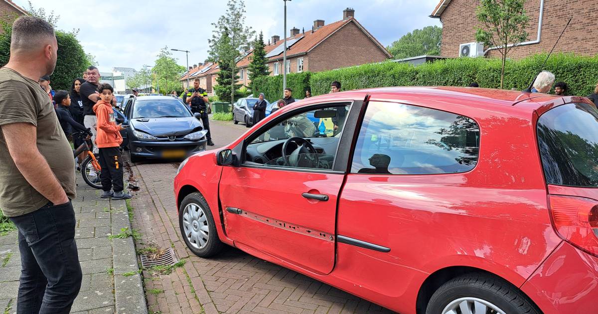 Arnhemse wijk loopt uit voor achtervolging die eindigt met botsing op geparkeerde auto.