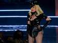 Madonna montre ses fesses et secoue la toile