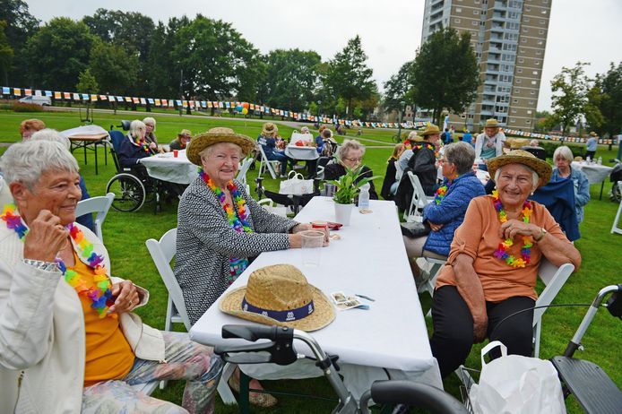 Picknick van Manna, bij gebouw De Wingerd in het Blijdensteinpark in Enschede.