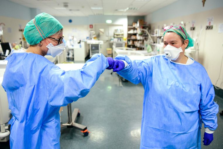 Medisch personeel op de intensive care in Bergamo, Italië. Beeld AFP