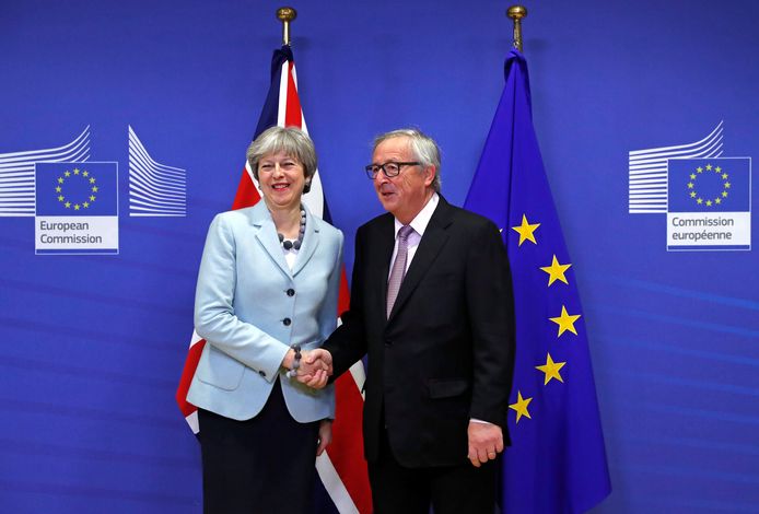 Brits premier Theresa May en Jean-Claude Juncker, voorzitter van de Europese Commissie.