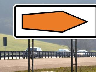 Wat betekenen de oranje pijlen langs de Duitse Autobahn? En een zwarte stip in een cirkel? 