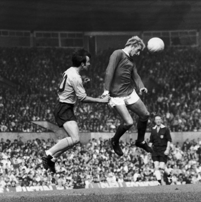 Denis Law (rechts) in duel met Tony Byrne van Southampton.
