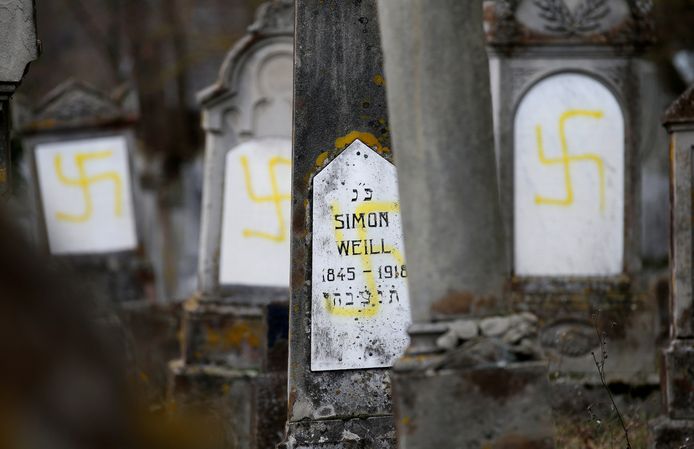 Tachtig graven van de joodse begraafplaats in de gemeente Quatzenheim in de buurt van Straatsburg in Frankrijk werden geschonden.