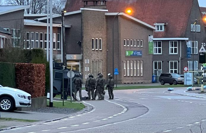 Speciale eenheden hebben zich opgesteld aan de Kleine Hemmeweg in Zonhoven.