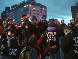KIJK. Honderden Joodse New Yorkers gearresteerd tijdens pro-Palestijns protest aan woning van meerderheidsleider Senaat