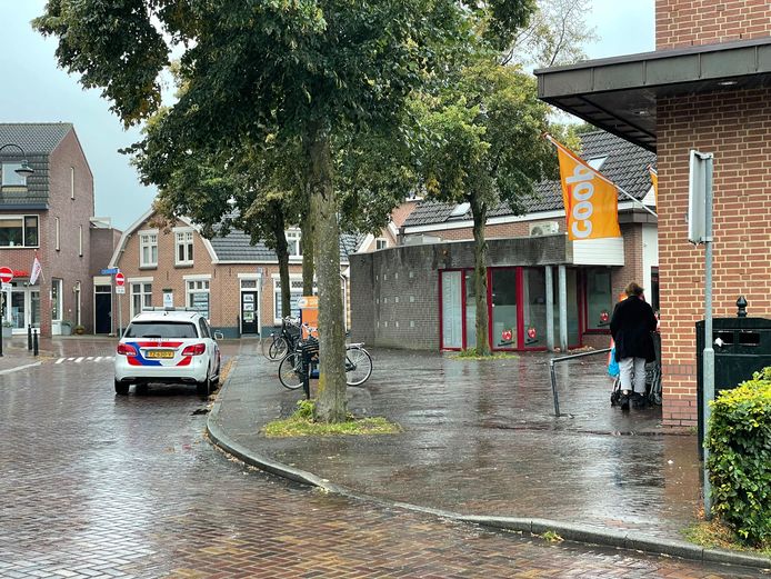De politie bij de Coop in Lunteren na de gewapende overval afgelopen dinsdag.