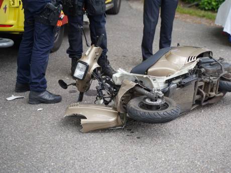 Harde klap tussen scooter en auto in Wenum-Wiesel: scooterrijder gewond