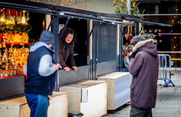 Sommige containers op de kerstmarkt op het Zand in Brugge blijven gesloten wegens te weinig passage