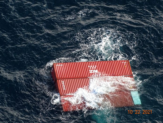 Несколько контейнеров упали в море.