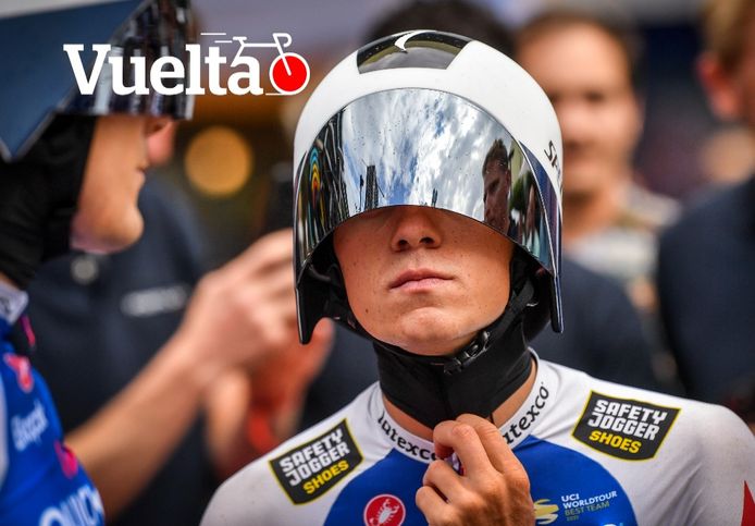 Remco Evenepoel met zijn speciale helm.