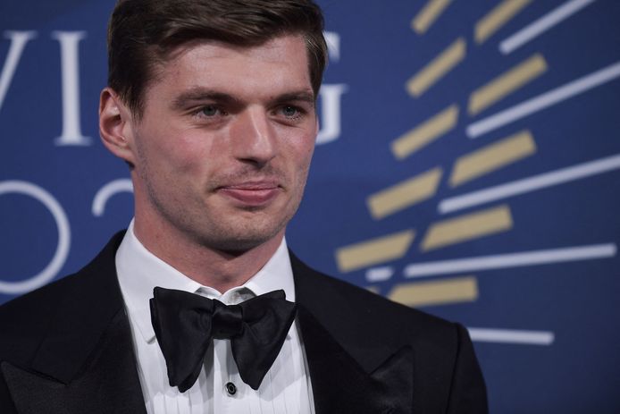 Max Verstappen eerder bij het FIA-gala waar hij de trofee voor zijn F1-wereldtitel kreeg.