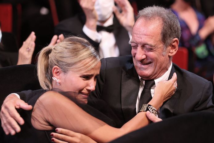 Een emotionele, Franse regisseur Julia Ducournau omhelst acteur Vincent Lindon nadat ze hoort gewonnen te hebben.