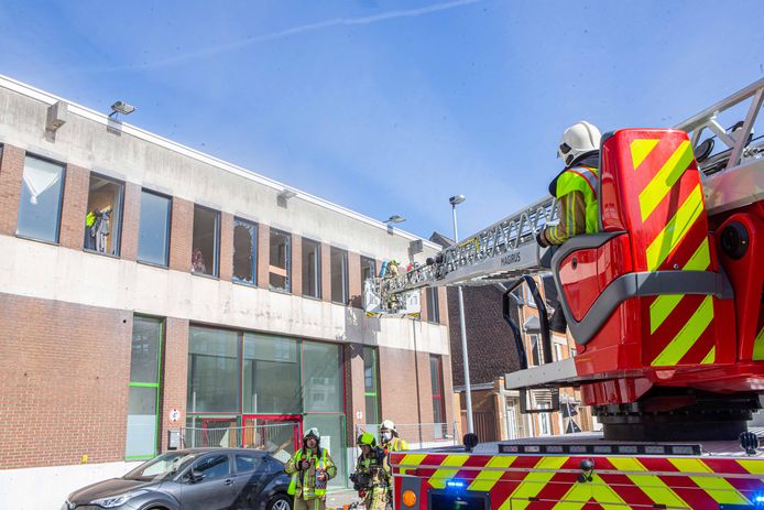 Links bovenaan is ook kledij te zien die vermoedelijk van de krakers is.