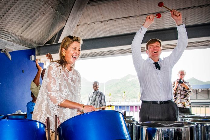 Koning Willem-Alexander en koningin Maxima tijdens een bezoek aan het Shelter in Festival Village op Sint Maarten.