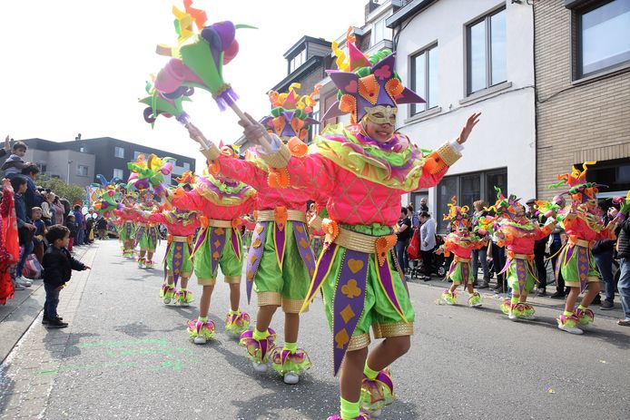 Krijgen we dan toch de Halse carnavalsgroepen te zien in vol ornaat eind maart? De beslissing is nog niet gevallen. (archiefbeeld van de stoet in 2019, de laatste keer dat carnaval plaatsvond in Halle).