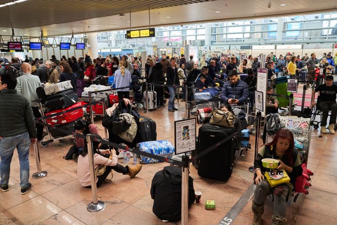Zeker duizend mensen strandden in Brussels Airport.
