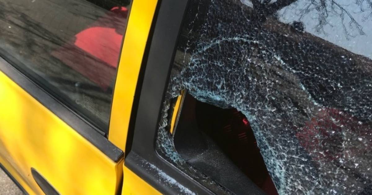 Autodeur valt in slot kind vast