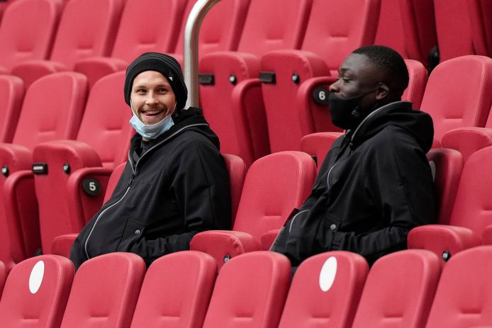 Daley Blind en Brian Brobbey op de tribune bij Ajax - FC Groningen.