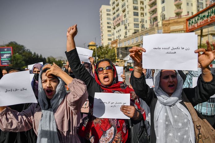 Des femmes afghanes scandent des slogans et tiennent des pancartes lors d'une manifestation pour les droits des femmes à Kaboul, le 21 octobre 2021.