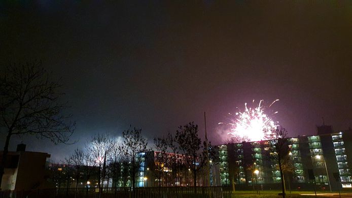 Nieuwjaarsvuurwerk in de Hoge Vucht in Breda.
