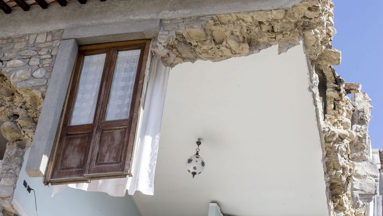 De muren van deze woning waren niet bestand tegen de aardbeving. Beeld EPA
