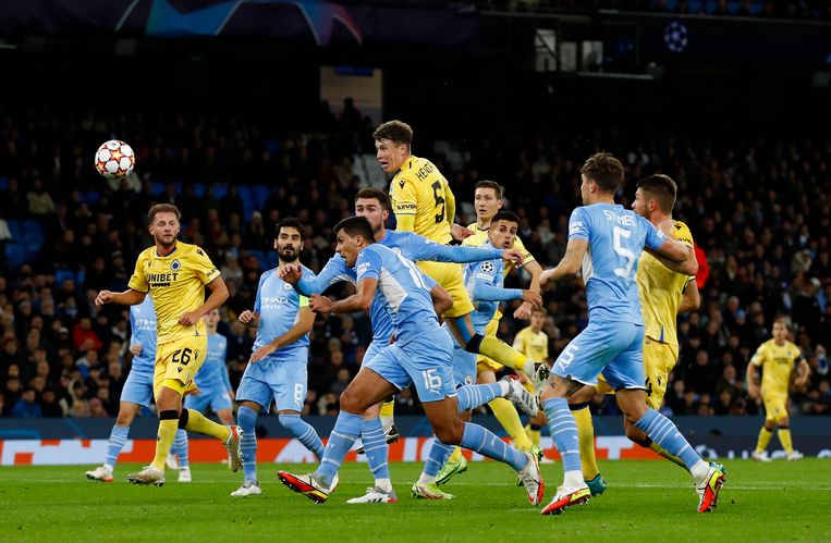 Jack Hendry kopt de bal naar doel, zonder resultaat. Beeld Action Images via Reuters