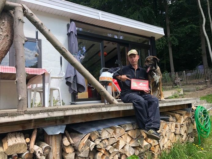 Joost Van Hyfte op het terras van zijn huisje in le Pays des Collines. De perfecte plek voor een spelletje 'Mens erger je niet'.
