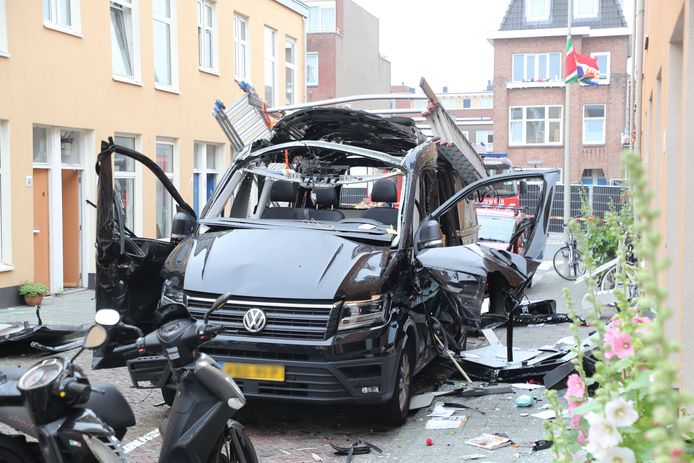 De bus ontplofte gisterochtend terwijl de eigenaar in het voertuig zat.