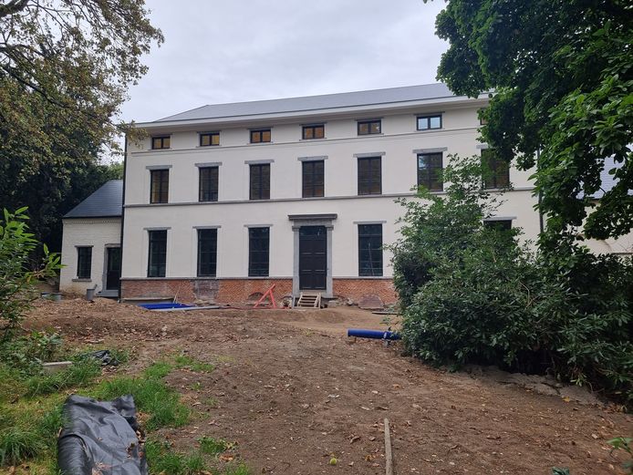 Aan het Landhuis De Viron worden fietsenstallingen voorzien.