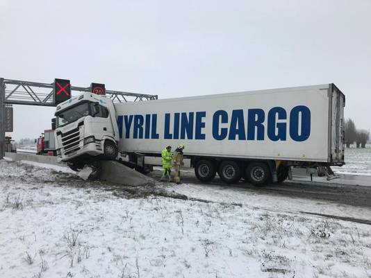 Een Roemeense trucker liet zich verrassen door de sneeuw en kwam volledig in schaar te staan.