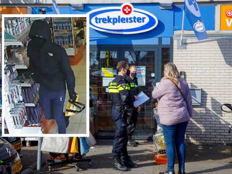 Politie geeft beelden vrij van overvaller op drogisterij Amersfoort die onderweg geld verloor