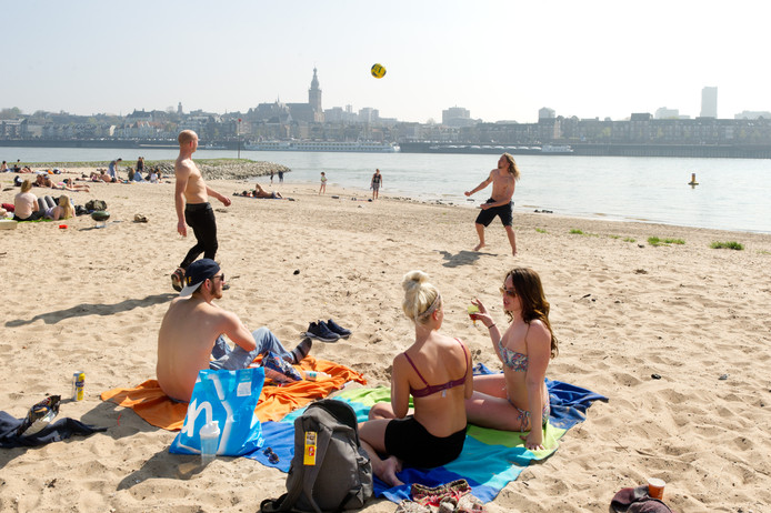 Het Waalstrand bij Lent. Met mooi weer een drukke plek wegens de ligging dichtbij Nijmegen.