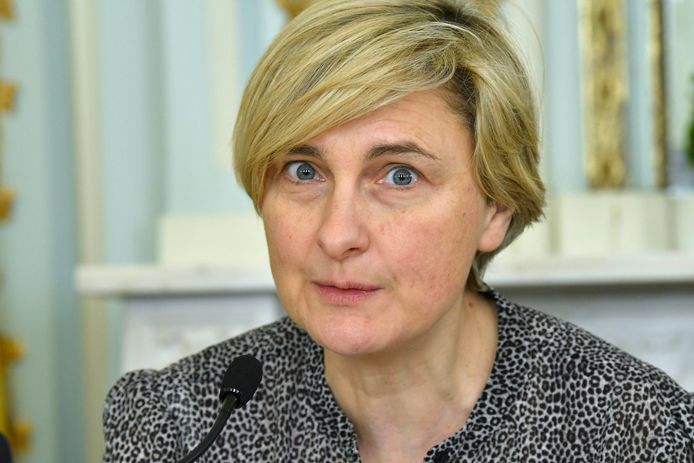 ACV en ABVV vragen Vlaams minister van Werk Hilde Crevits om snel duidelijkheid te verschaffen.