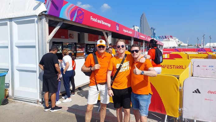 Da sinistra a destra: i fan degli Orange Ed, Kylean e Jerry dell'Aia in Qatar.