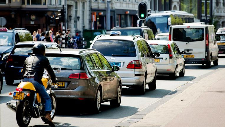 Auto's zijn volgens Transport & Environment de belangrijkste bron van fijnstof in steden tijdens de zomermaanden. Beeld ANP