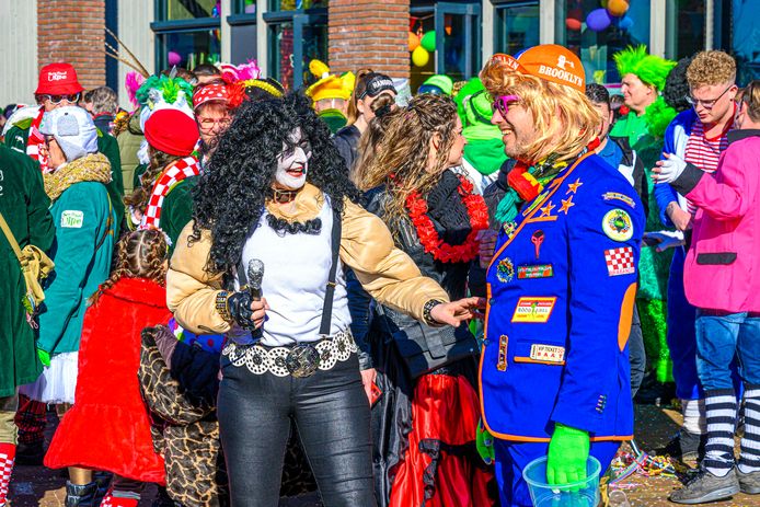 Zondagmiddag ware er acts op het plein van Rucphen, zoals hier die van Kiss en de Bladblazers