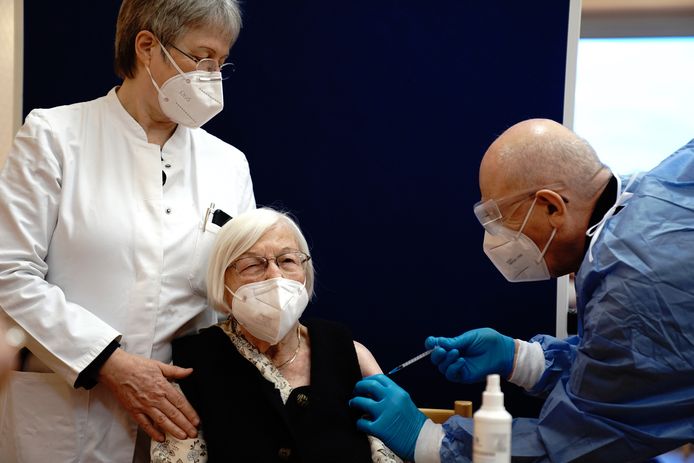 De 101-jarige Gertrud Haase ontvangt haar coronavaccinatie in een verzorgingshuis te Berlijn.