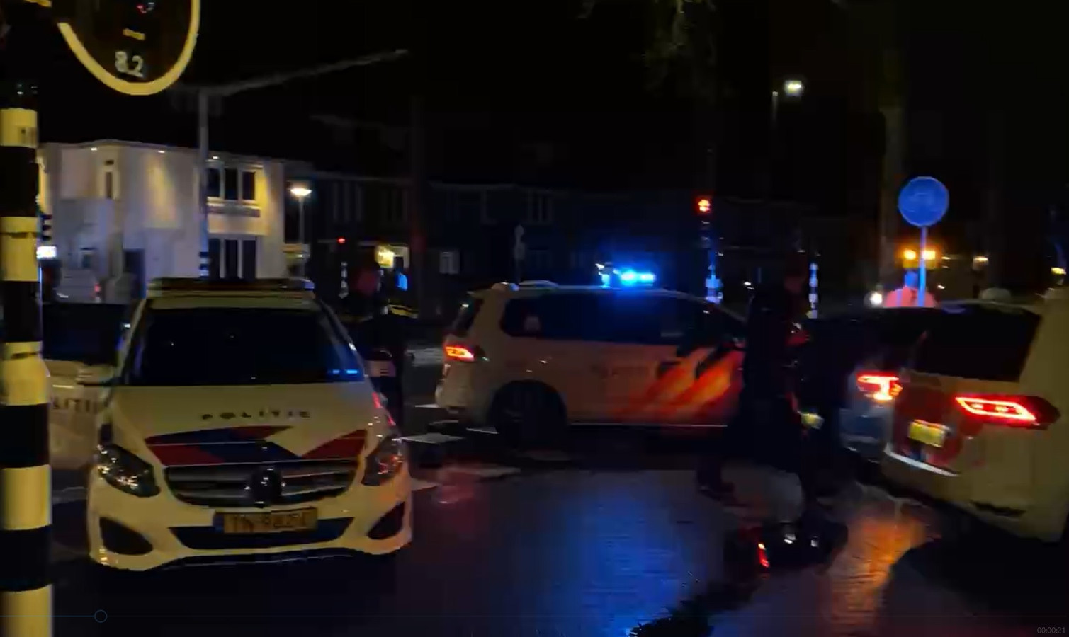 De achtervolging eindigde toen de man op de Aalsterweg met zijn auto tegen een lantaarnpaal botste.