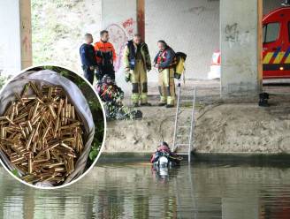 Magneetvisser haalt twee zakken munitie uit Dender in Aalst, brandweer een flipperkast
