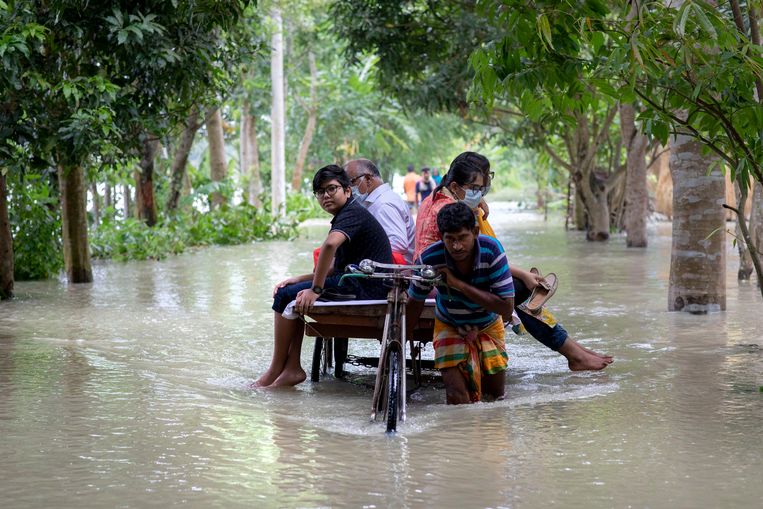 Dohar in Bangladesh is onder water gelopen, juli 2020. De moessonregens eisten in Zuid-Azië zo'n tweehonderd levens.  Beeld Getty