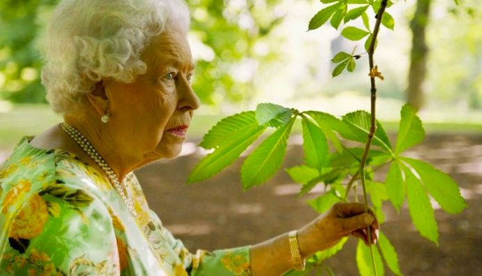 Queen Elizabeth showt haar tuinen.