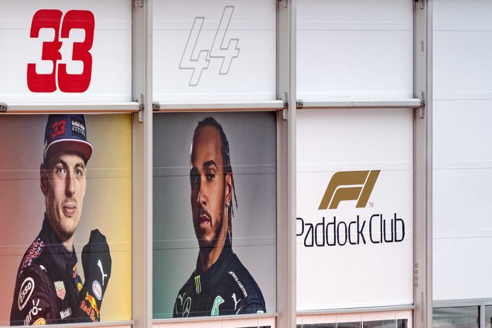 De afbeeldingen van titelrivalen Max Verstappen en Lewis Hamilton staan bij de Paddock Club gebroederlijk naast elkaar.