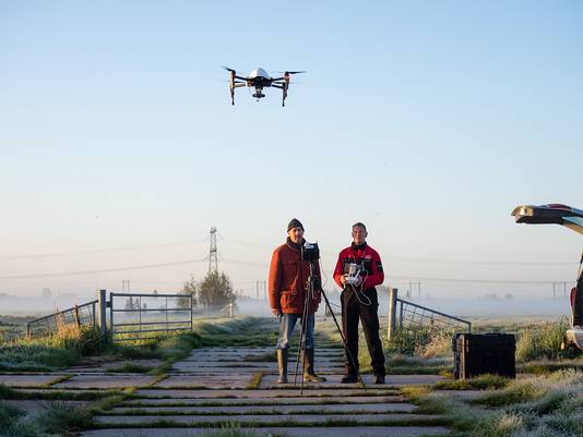 Anton de Wit (r.) en Folkert van der Werf, in alle vroegte met de drone actief in het Groene Hart.