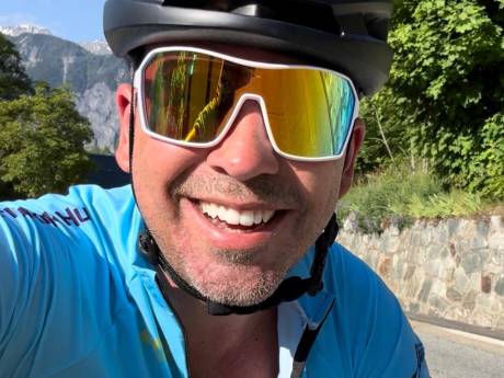 Manuel Venderbos valt tijdens Alpe d’HuZes, maar ploetert door: ‘Mam, deze is voor jou’