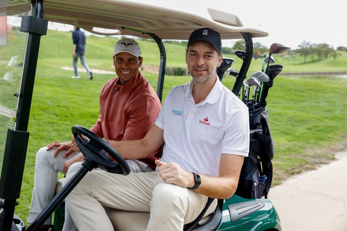 Rafael Nadal, hier naast NBA-legende Pau Gasol, nam dinsdag deel aan een liefdadigheidstoernooi golf.