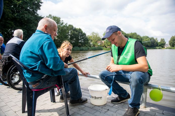 Egbert van der Ziel, dagopvangcoördinator Anne Broos en begeleider Nick Veneman (van linksaf), bij de officiële ingebruikname van het plateau voor mindervalide vissers in Wierden.