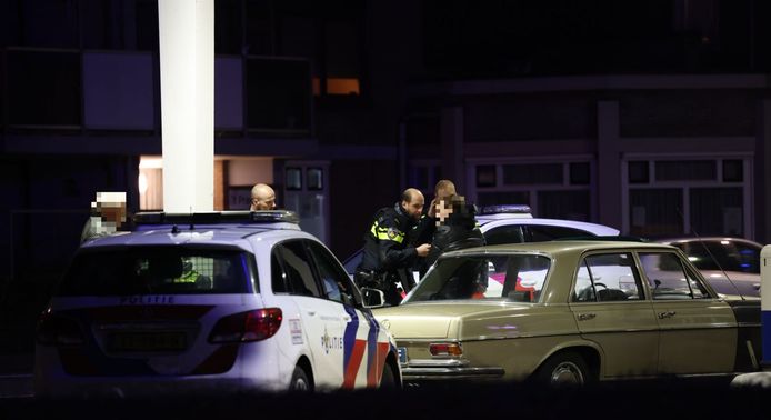De politie praat met het slachtoffer van het mogelijke steekincident in Zwolle.